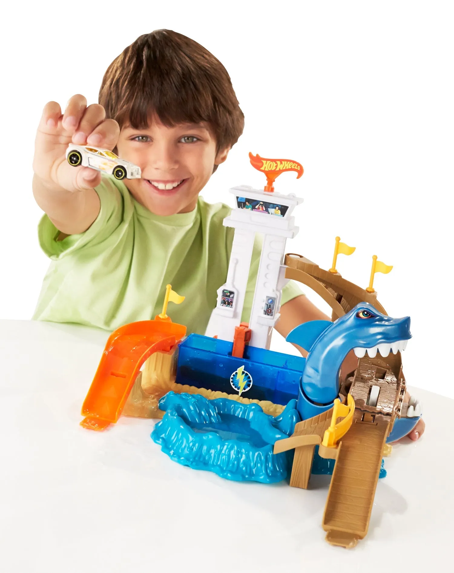 Hot Wheels Sharkport Showdown Colour Change Playset