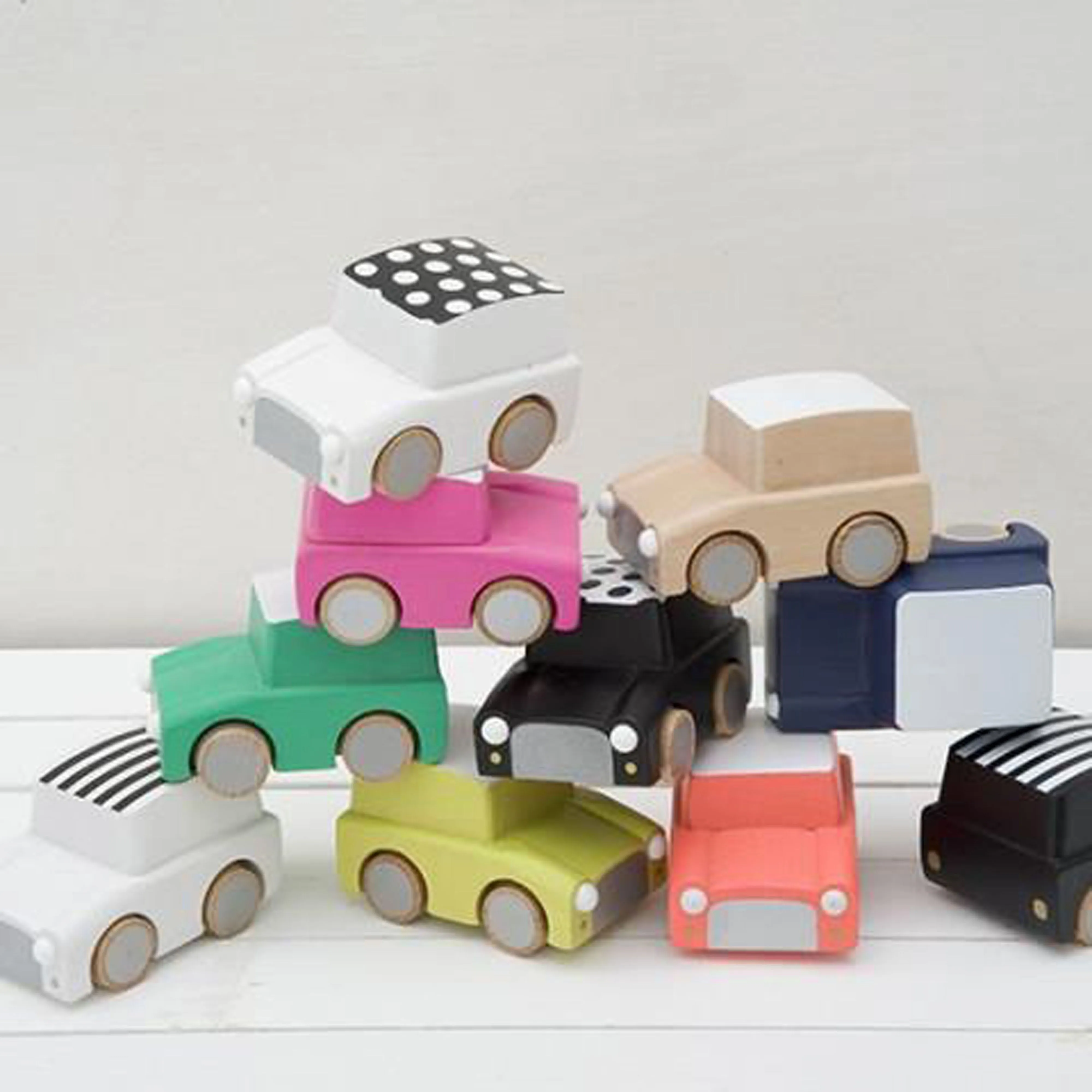 kiko  & gg* Kuruma Classic Wooden Wind Up Car Pink