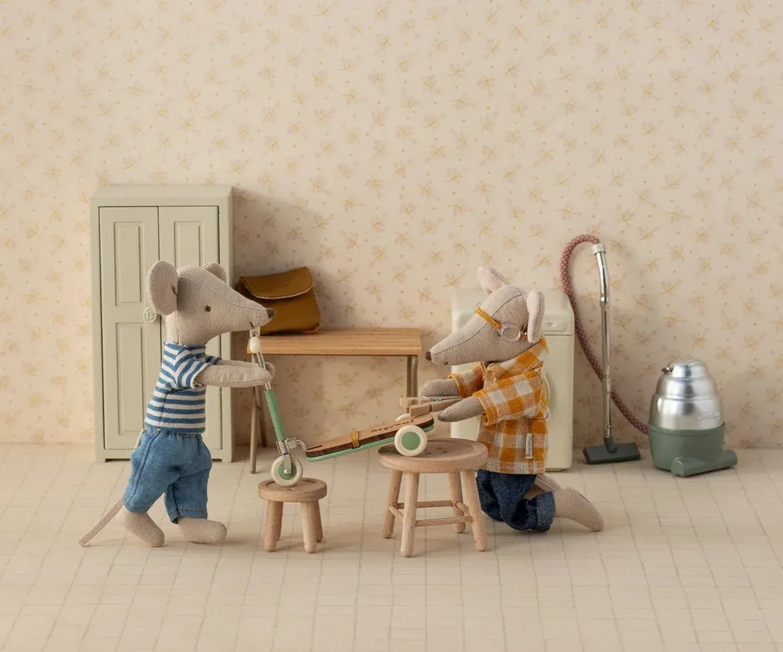 Maileg: Vacuum Cleaner (Mouse)